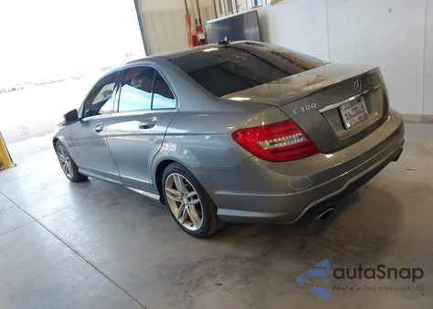 2014 Mercedes-Benz C 300 Sport 4Matic z USA, uszkodzony, nr VIN WDDGF8AB1EG201552